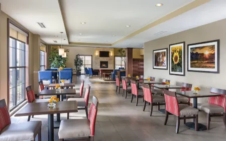 Comfort Suites Medical Center Отели рядом с достопримечательностью «Тандер Роуд»