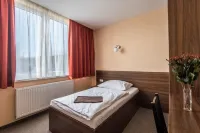 City Hotel B&B, Reception 24 7, 800m od-from R1, Free Parking