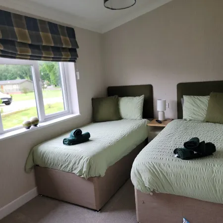 Luxury 2-bed Lodge in Routh, Sleeps 4 With Hot Tub