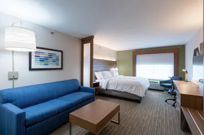 Holiday Inn Express & Suites Arlington North – Stadium Area
