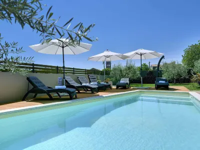Superb Modern Villa with Pool, Large Fenced Yard Near the Beach