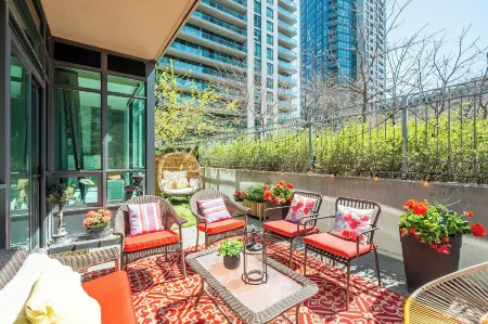 RivetStays - the Neptune Отели рядом с достопримечательностью «Библиотека Торонто Паблик Лайбрари - Торонто Референс»