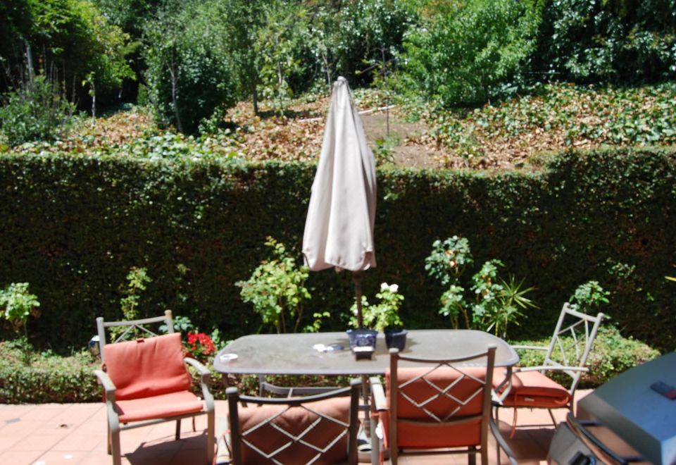 Bed and Breakfast in Hollywood Hills - Hizvo