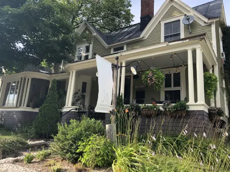 La Maison de Ville - Bed & Bistro Отели в г. Мейгог