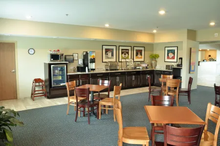 Brookstone Lodge & Suites Отели в г. Алгона