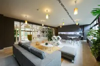 Holiday House Green Garden