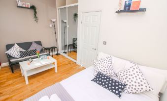 Studio Flat Near Liverpool st & Shoreditch London.