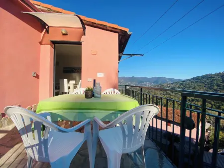 Alla Casa Rosa, Peaceful Apartment Surrounded by Greenery with Free Parking, WiFi & Air Conditioning