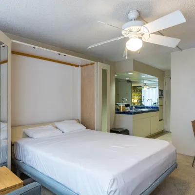 Kuhio Banyan Hotel dekat Magic Island