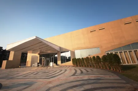 Vivanta New Delhi, Dwarka Отели рядом с достопримечательностью «Храм Йогмайи»