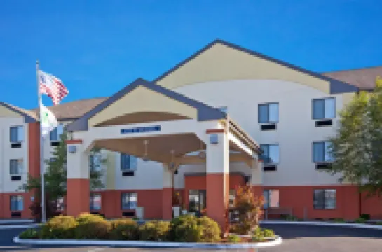 MUNCIE PLACE HOTEL & SUITES by IHG Hotels in Muncie