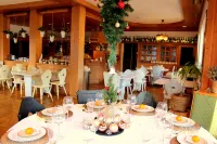 Berghotel Und Restaurant Kräuter Chalet Hotels in Schonwald