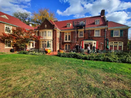 Montague Inn Отели в г. Бриджпорт чартер Тауншип