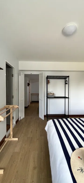 ห้องแฟมิลี่สองห้องนอนพร้อมห้องน้ำสองห้อง เตียงควีนไซส์ 1 เตียงและเตียงแฝด 2 เตียง