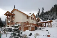 The Pinnacle Lodge Hotels in Sun Peaks