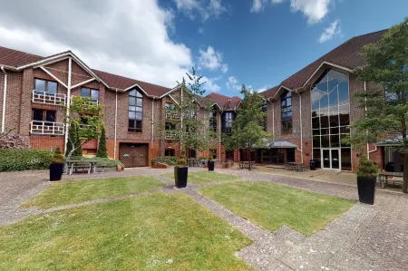 Village Hotel Swindon Отели рядом со станцией Swindon Railway Station