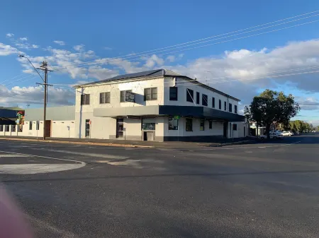 Garden Hotel Отели рядом со станцией Dubbo Station