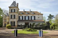 Château de Champlong Hôtels à : Saint-Haon-le-Châtel