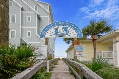 Cozy Holiday Hideaway, Sleeps 4! Steps to the Beach! Renovated 2021 Condo by RedAwning Các khách sạn gần St. Andrews State Park