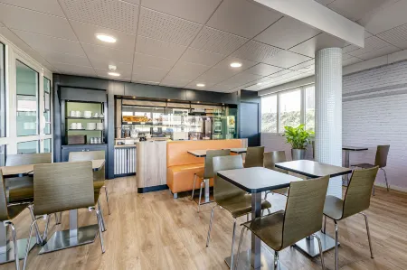 B&B Hotel Bordeaux Talence Отели рядом с достопримечательностью «Eglise St-Pierre de Gradignan»