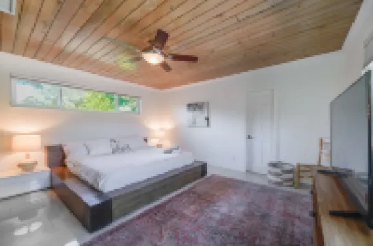 Amazing House with Pool Coral Gables Hotels in Glenvar Heights