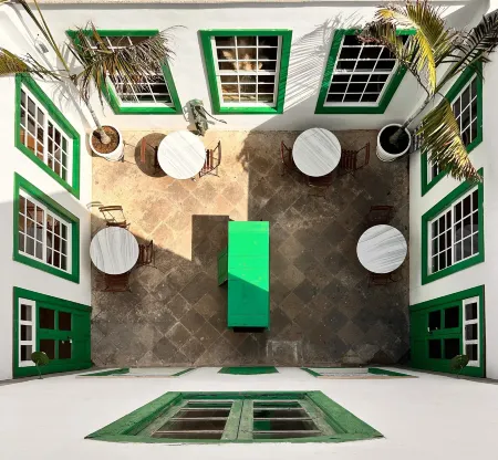 Hotel Emblemático la Casa de Los Naranjos Отели рядом с достопримечательностью «Monte Corona»