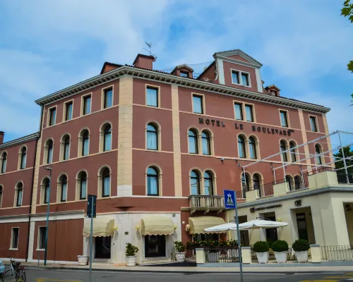 เลอบูเลอวาร์ โรงแรมใกล้อู่เรือ Venetian Arsenal