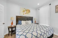 Spacious 3BR Detroit Apt Sleeps 7 + Wifi - Condos
