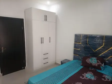 Shimawa-apartment-sleeps2-parking-24/7security Отели в г. Шагаму