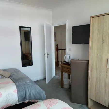 Apple House Wembley - Family Room with Shared Bathroom