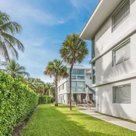 Beach Haus Key Biscayne Contemporary Apartments