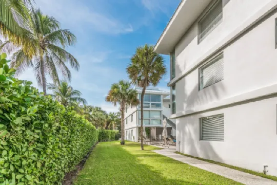 Beach Haus Key Biscayne Contemporary Apartments