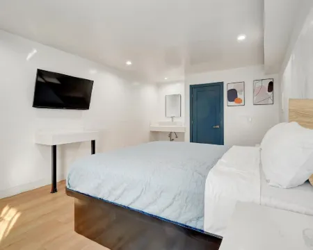 Casablanca Inn Hotels in Bell