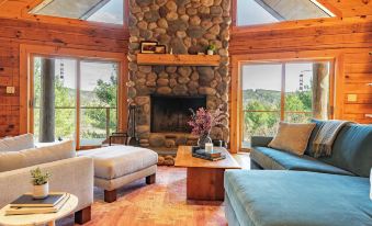 Secluded w/ Deck Views, Hot Tub, & Ping Pong Hudson in the Berks by Avantstay
