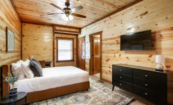 Splash of Gatlinburg 6 Bedroom Cabin by RedAwning