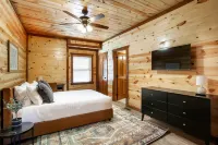Splash of Gatlinburg 6 Bedroom Cabin by Redawning Hotels in Sevier County