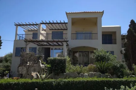 Villa Elias 3BR with Jacuzzi & Pool Отели в г. Платаниас