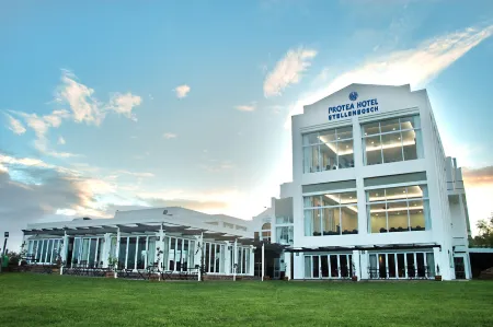 Protea Hotel Stellenbosch and Conference Centre Отели рядом с достопримечательностью «Rust en Vrede Wine Estate»