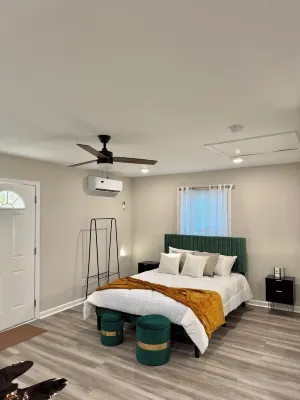 Mid-Town Cottage ~ Cozy Retreat Hotels near Macy's