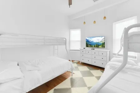 Views of NY Skyline & Statue of Liberty with Pool Table, 5min to train to NYC Отели рядом со станцией Железнодорожная станция Grove Street