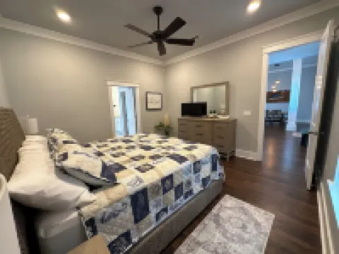 Walk to the Beach, Pool Home, Sleeps 8!