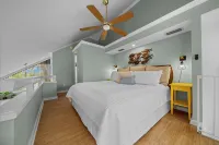 Charming Waterfront Home - Dock Access - Fishing Retreat - Pool - AC - King Bed! - balcony