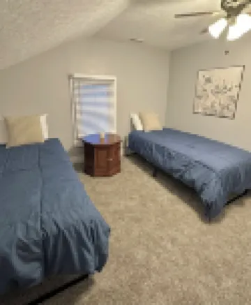 Medina Square Retreat - Spacious 4 bdrm home walking distance to the square