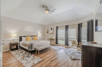 Entire home in Grand Prairie, Texas, United States with EV Charger - level 2 Hotel in zona Grand Prairie Premium Outlets