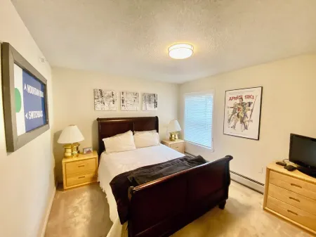 OKEMO WINTERPLACE Best Location, Ski-In/Ski-Out 4BR/3BATH + LOFT.  Spacious. Отели в г. Ладлоу