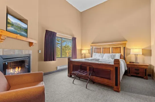 Upscale, Riverview, 3Br, 3BA, 2040SF, Main Floor, 14ft Ceiling