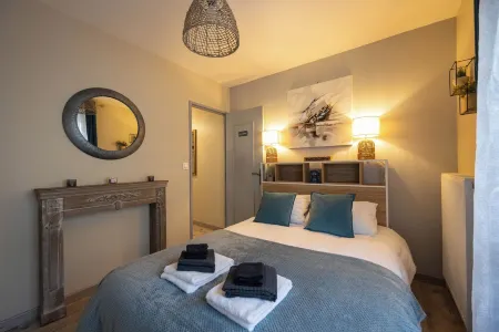 2 Bedroom Apartment with Private Parking Normandy Bayeux Отели в г. Байе