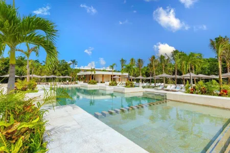 Family Selection at Grand Palladium Kantenah Resort & Spa - All Inclusive Отели рядом с достопримечательностью «Rockaway Bay»