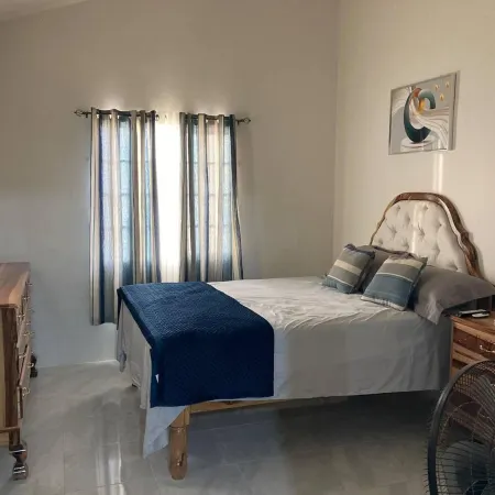 Sleeps 4 with Free Parking 15-Min to Beach