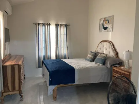 Sleeps 4 with Free Parking 15-Min to Beach